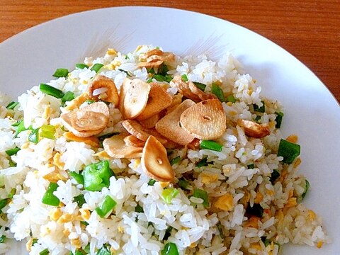 残り野菜のパリパリにんにくチップ玉子チャーハン